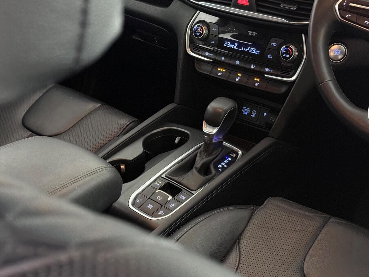 Hyundai Santa Fe thumbnail Interior Front