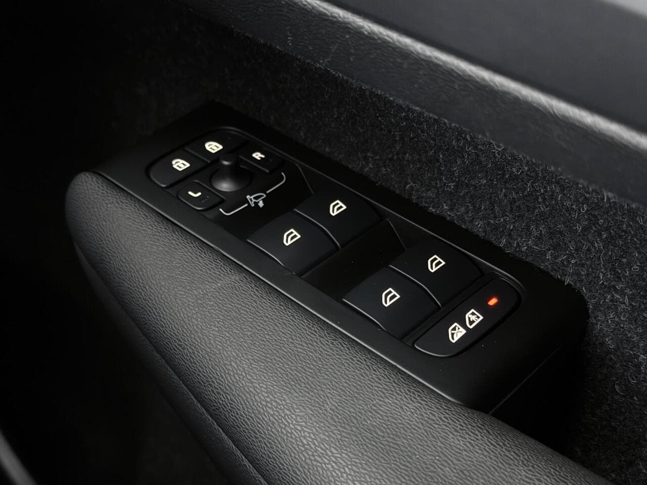 Volvo XC40 thumbnail Misc Controls