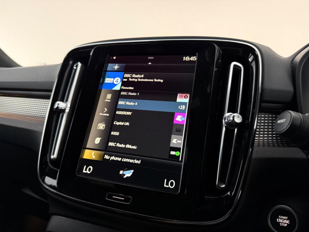Volvo XC40 thumbnail Infotainment System