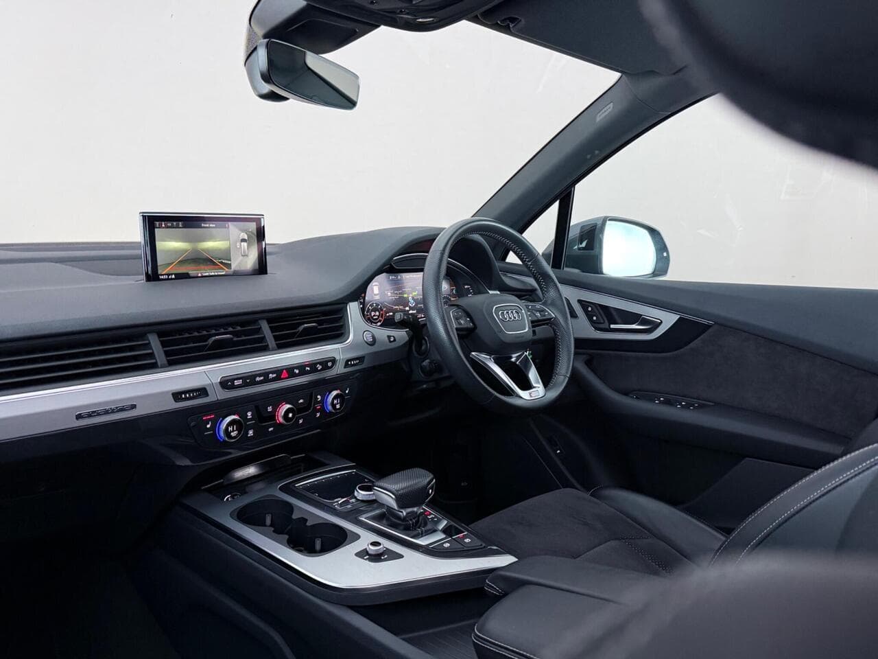 Audi Q7 thumbnail Interior Front