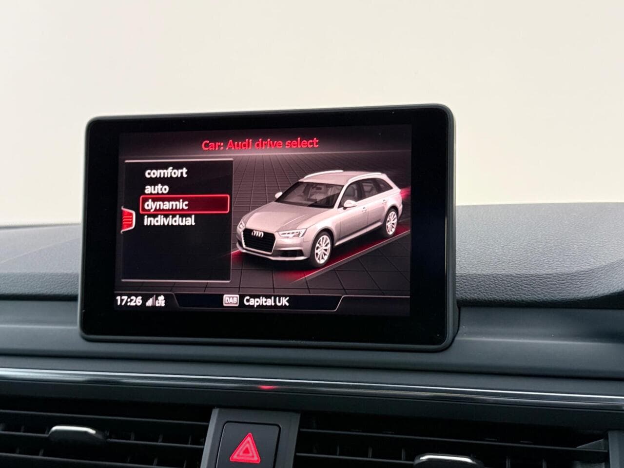 Audi A4 Avant thumbnail Infotainment System