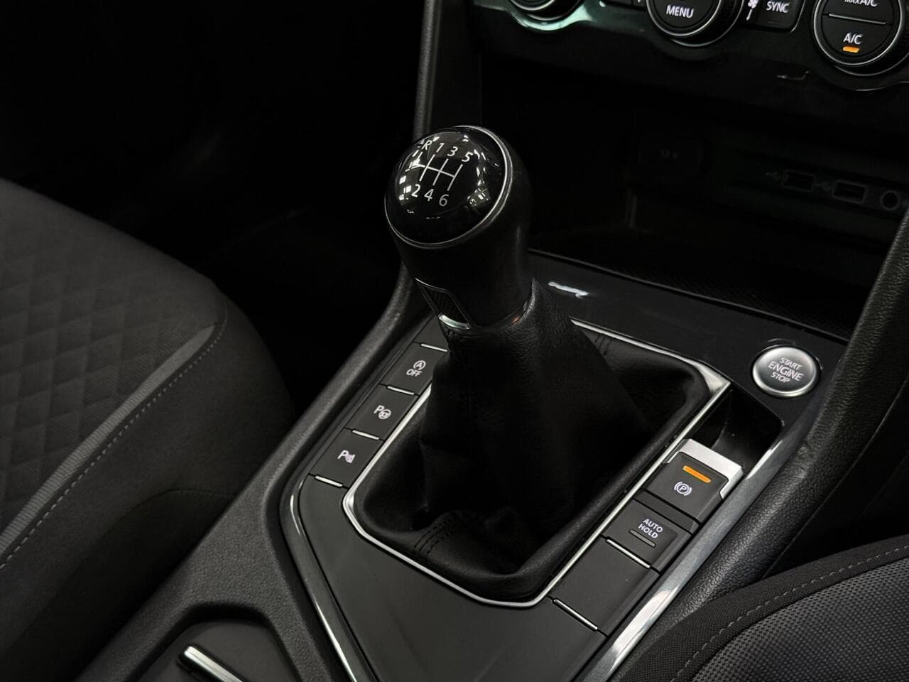 Volkswagen Tiguan thumbnail Interior Front