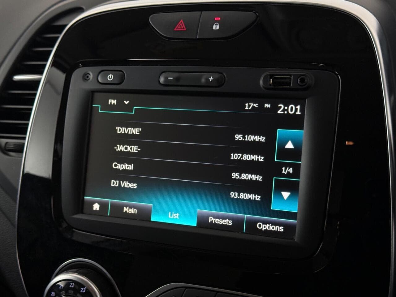 Renault Captur thumbnail Infotainment System