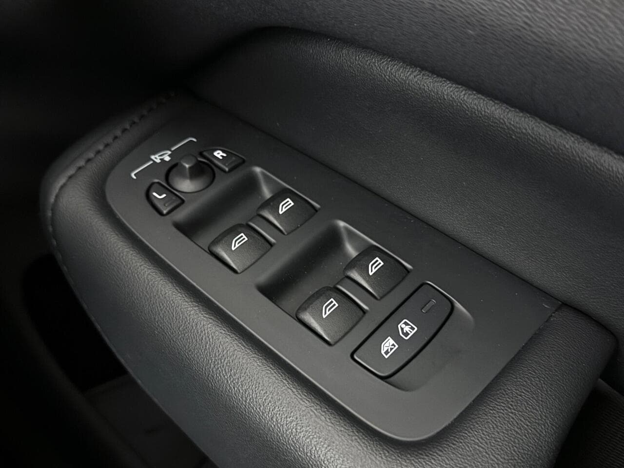Volvo XC60 thumbnail Misc Controls