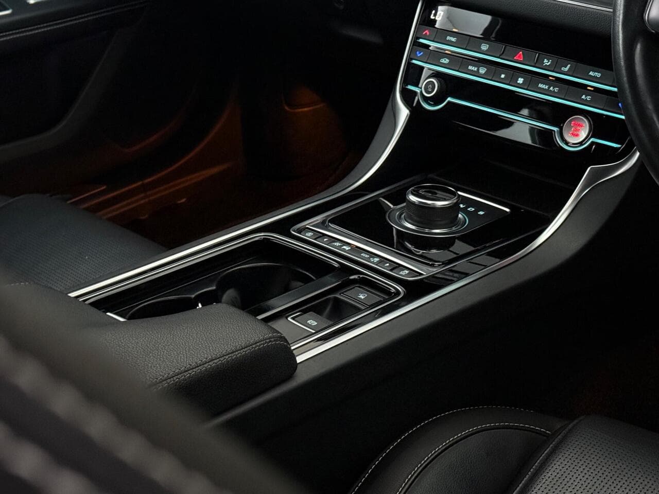 Jaguar XF thumbnail Infotainment System