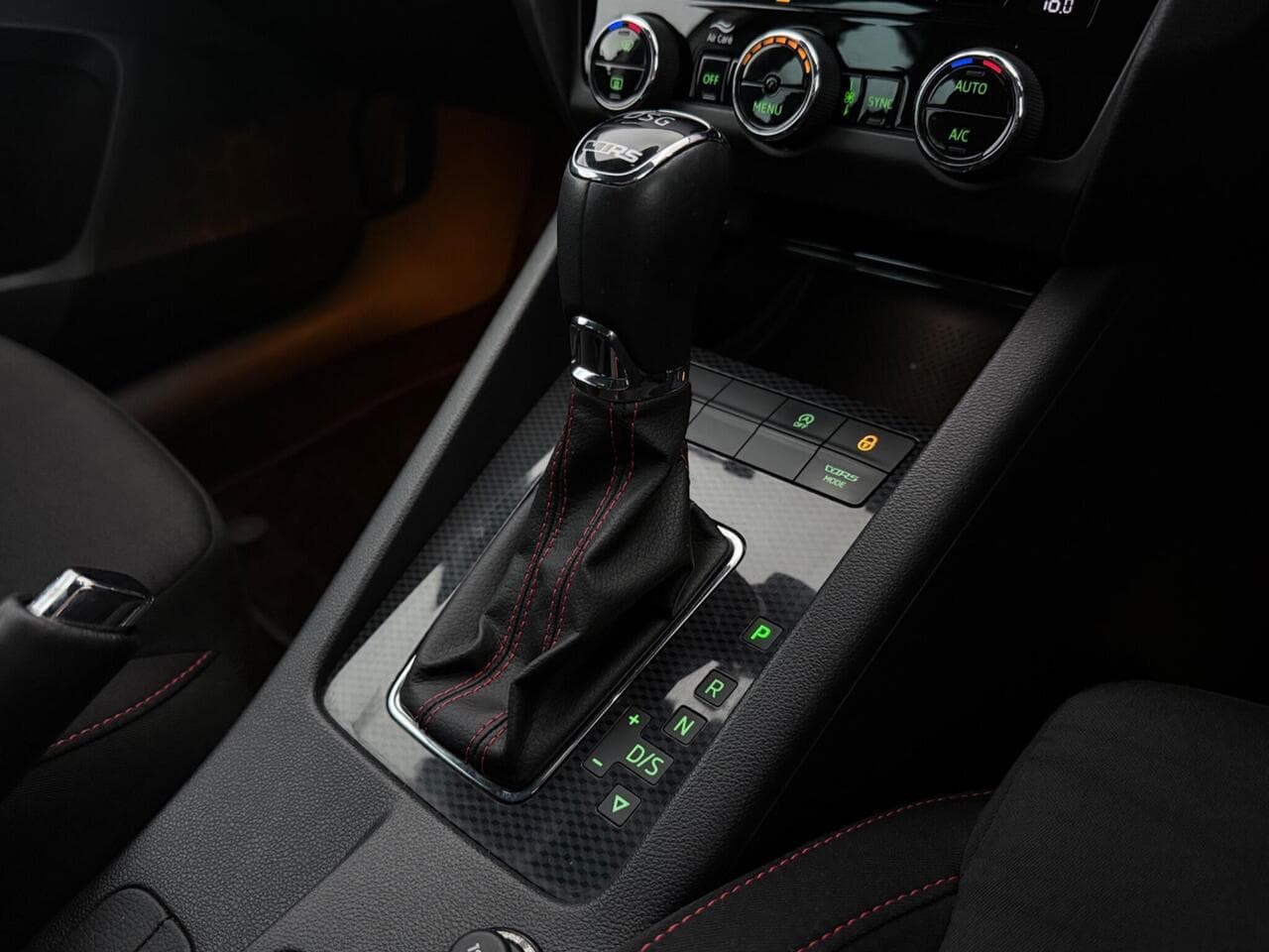 Skoda Octavia thumbnail Interior Front