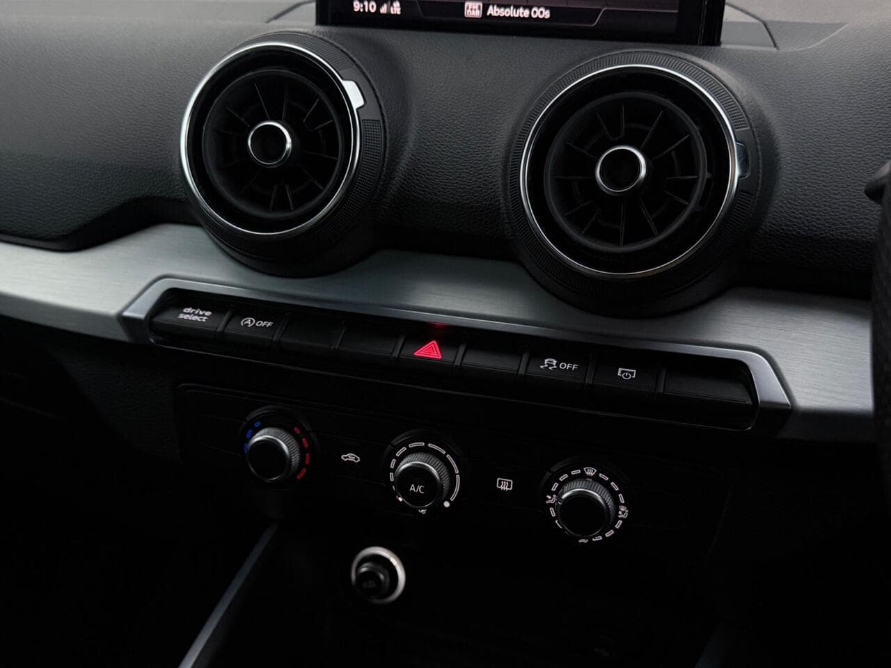 Audi Q2 thumbnail Interior Front