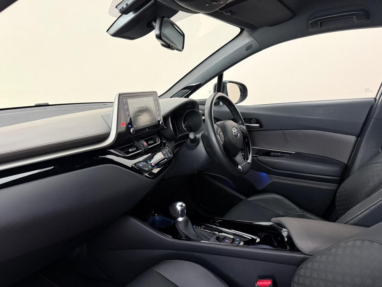 Toyota C-HR thumbnail Interior Front