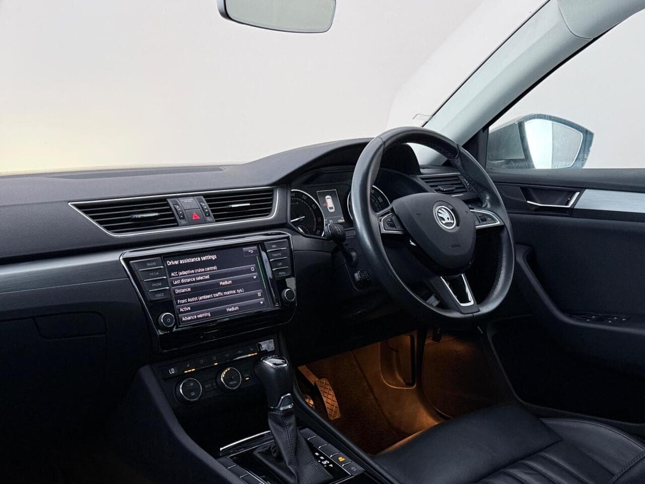 Skoda Superb thumbnail Interior Front