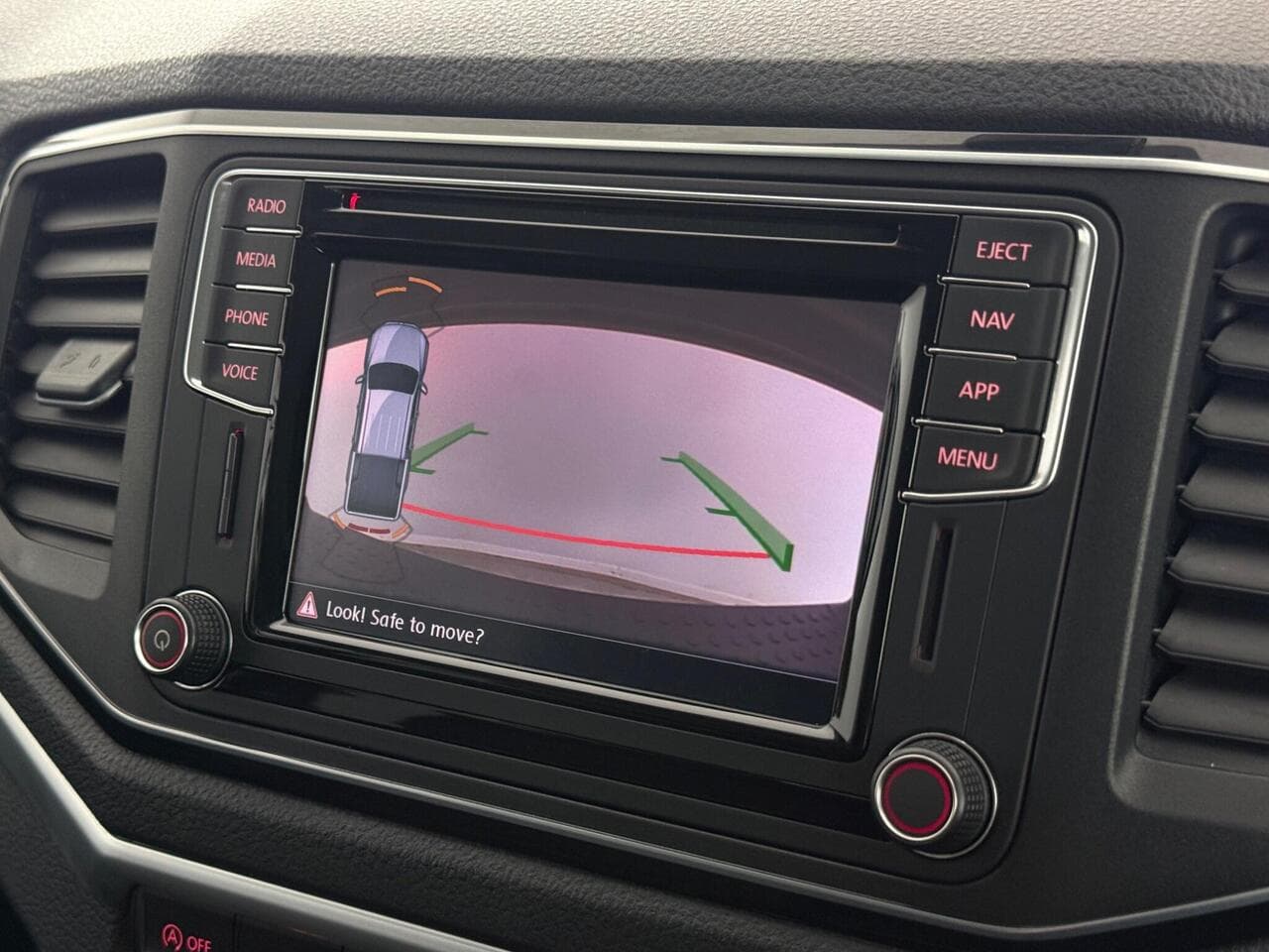 Volkswagen Amarok thumbnail Infotainment System