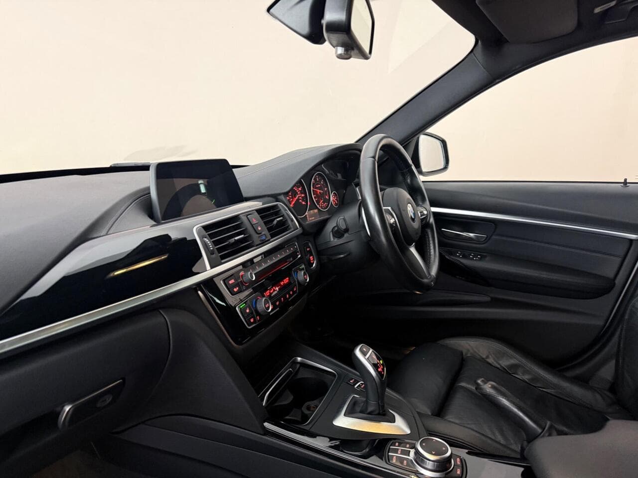 BMW 3 Series thumbnail Interior Front