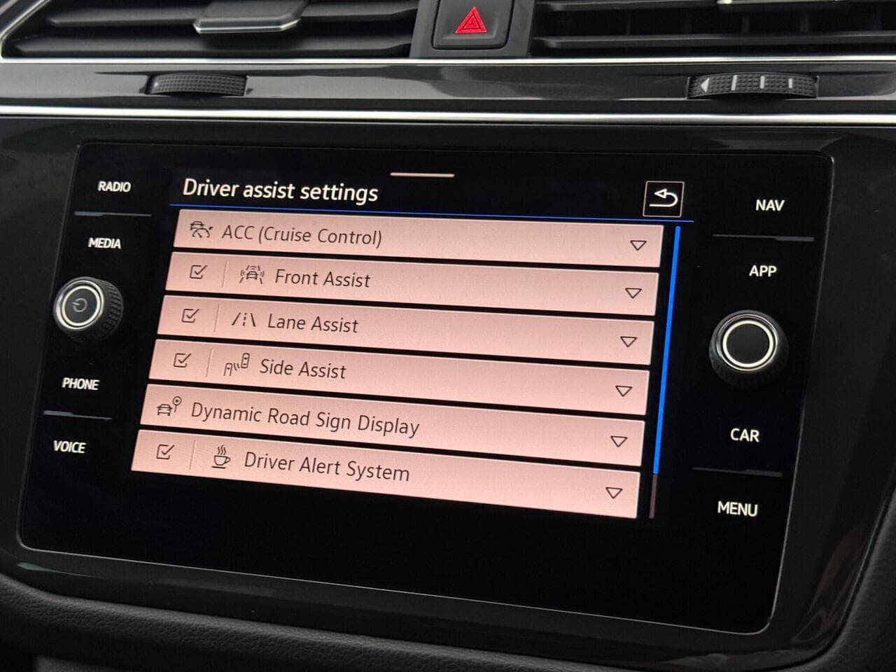 Volkswagen Tiguan thumbnail Infotainment System