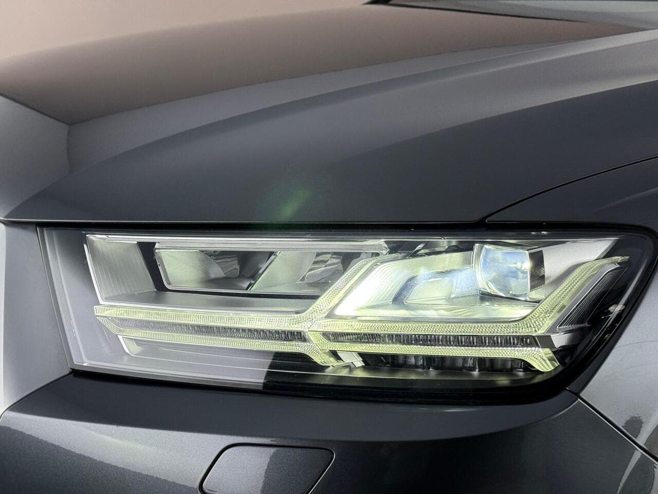 Audi Q7 thumbnail Lights Front