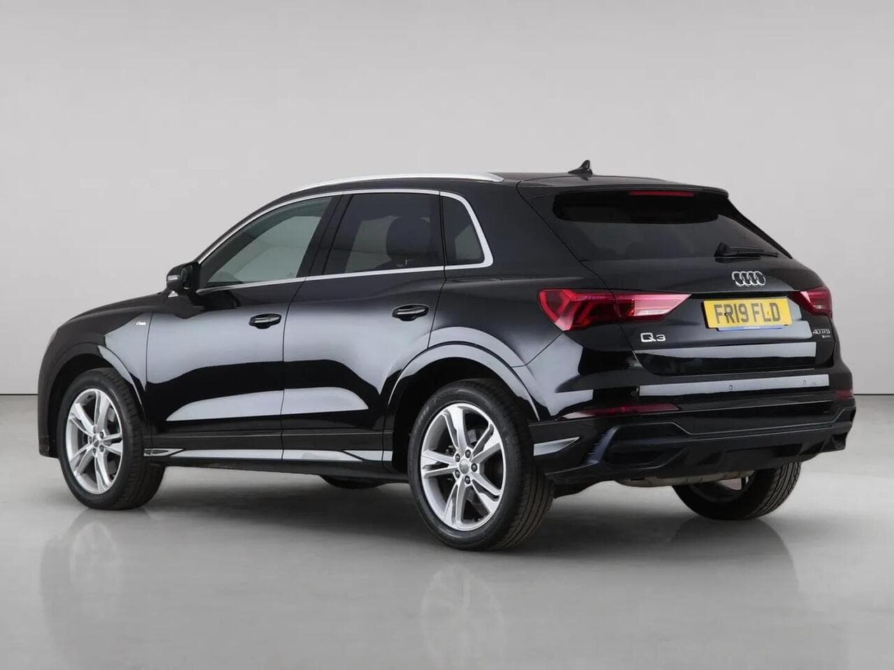 Audi Q3 thumbnail Rear Left