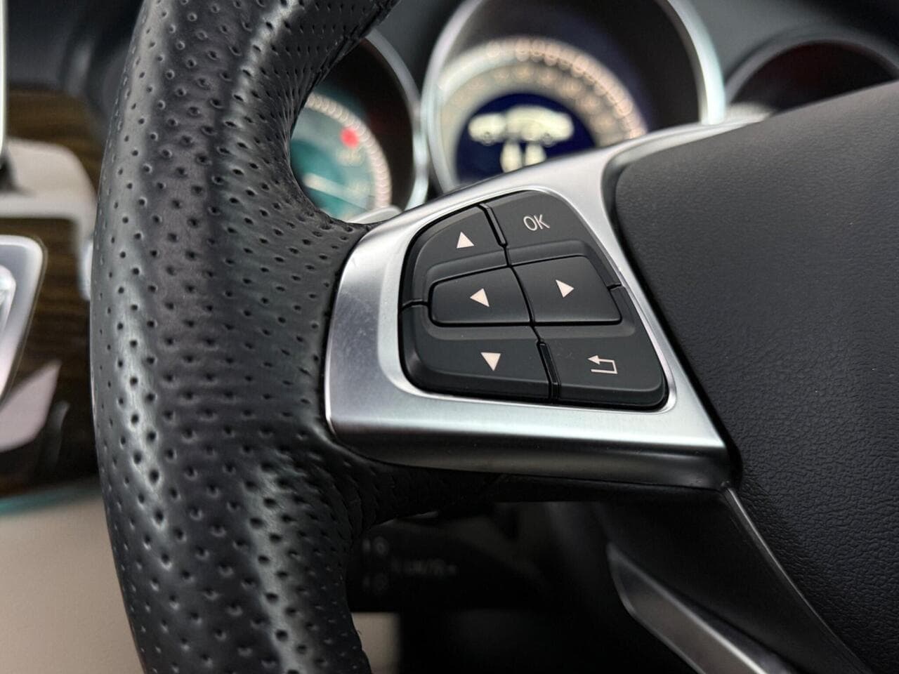 Mercedes-Benz CLS thumbnail Misc Controls