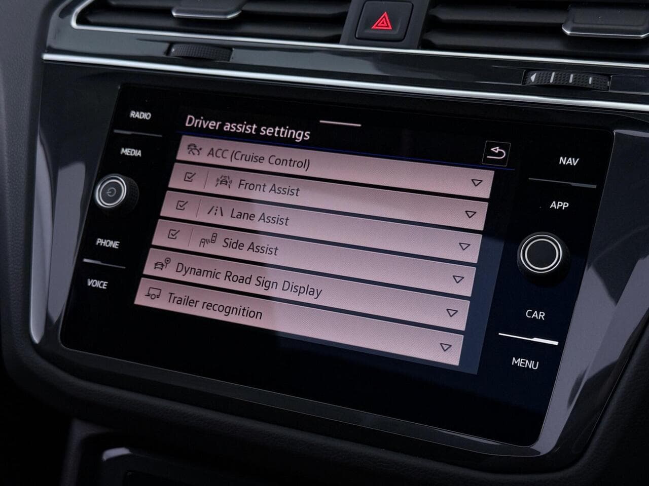 Volkswagen Tiguan thumbnail Infotainment System