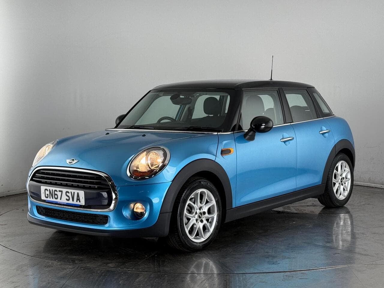 MINI Hatch thumbnail Front Left