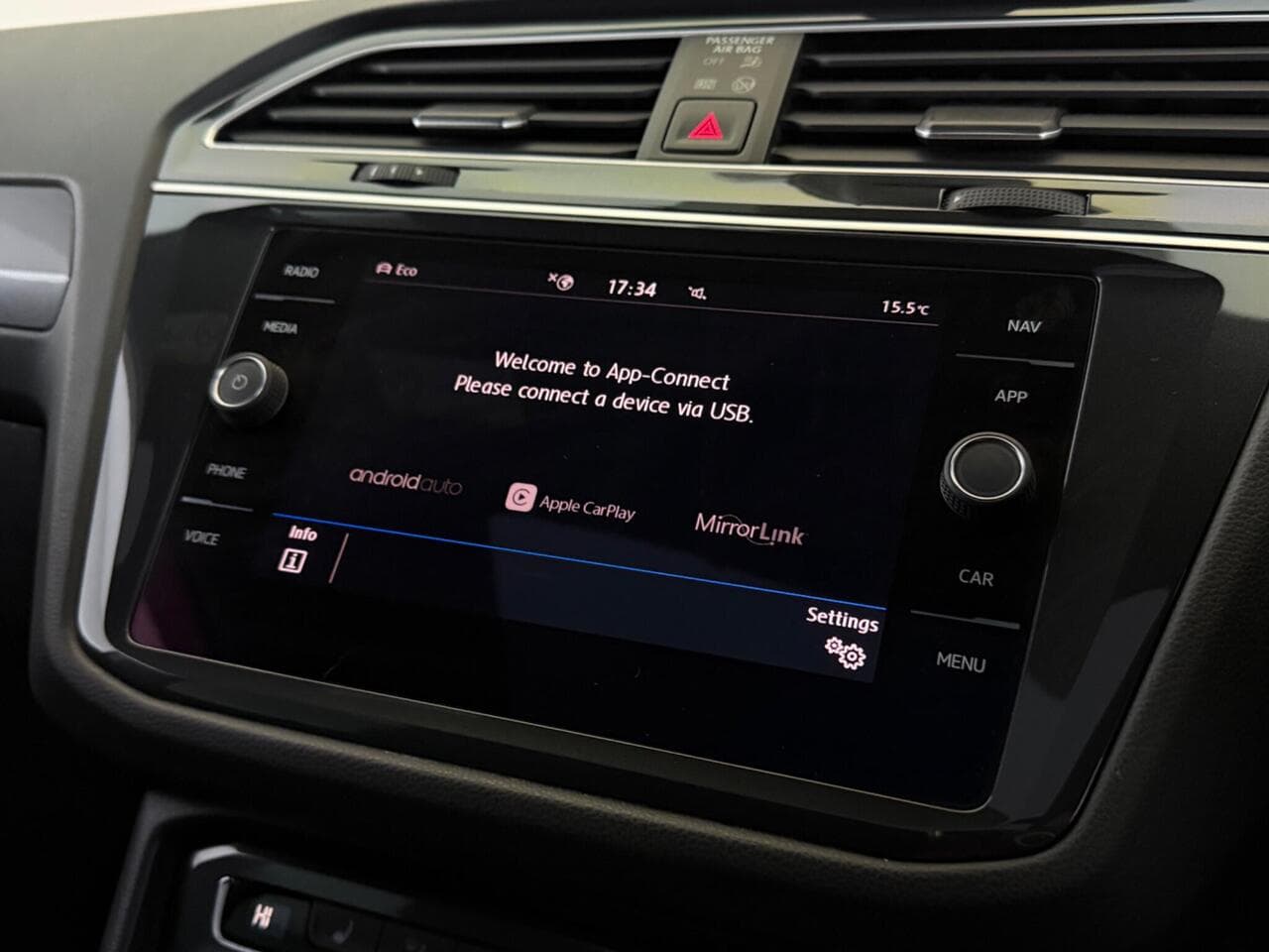 Volkswagen Tiguan thumbnail Infotainment System