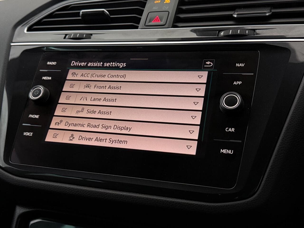 Volkswagen Tiguan thumbnail Infotainment System