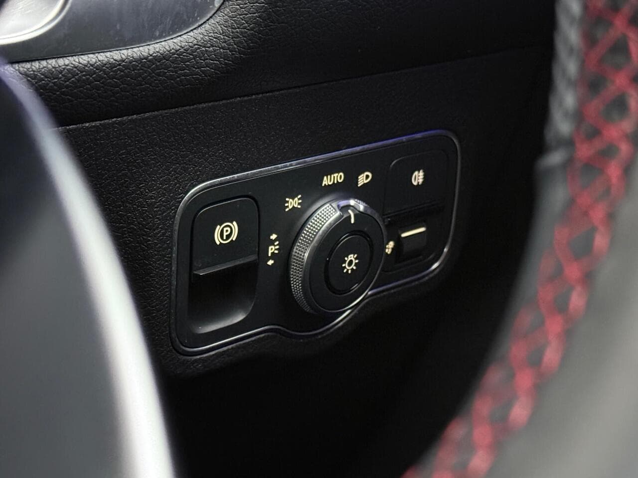 Mercedes-Benz GLB thumbnail Misc Controls