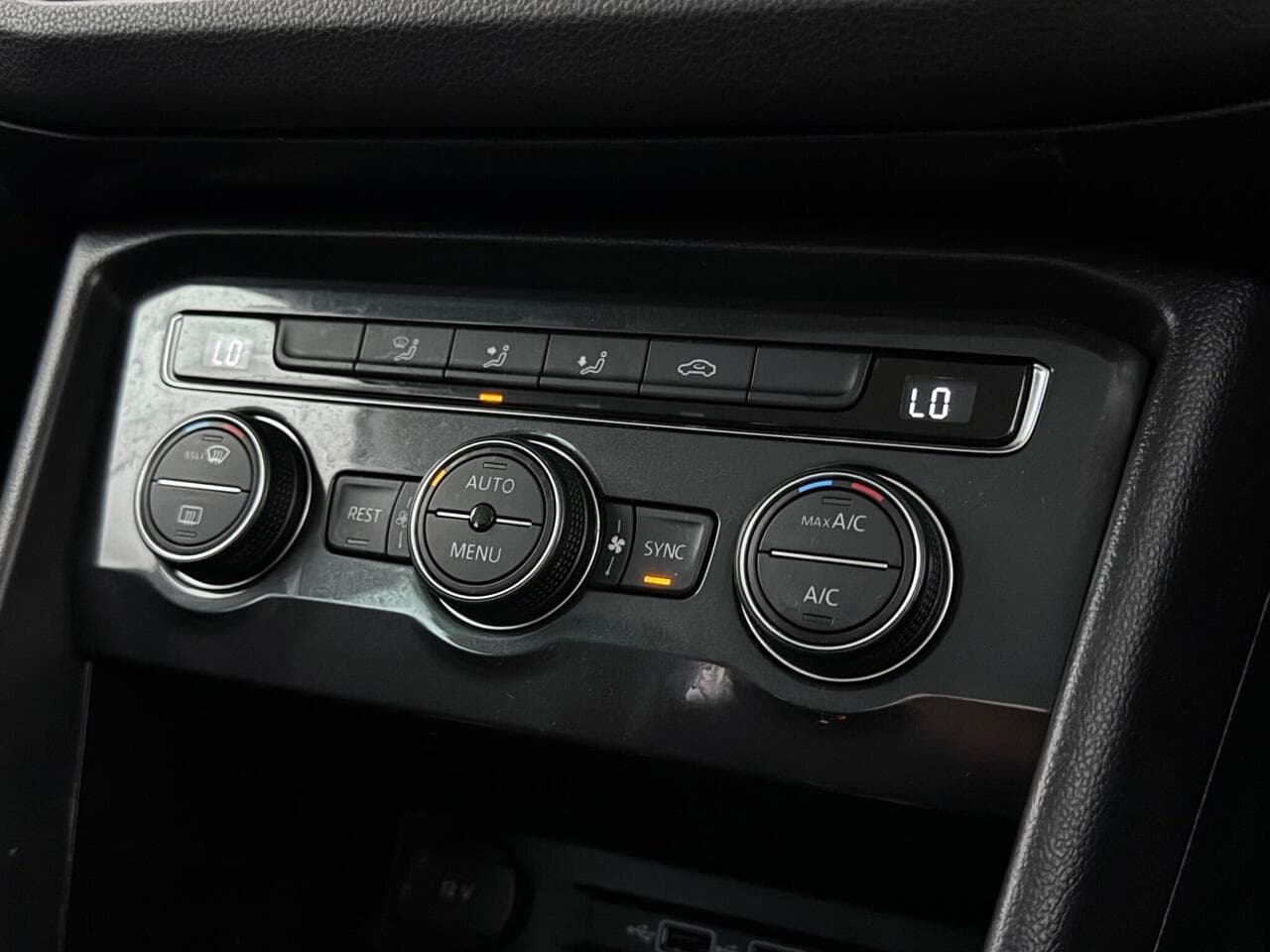 Volkswagen Tiguan thumbnail Interior Front