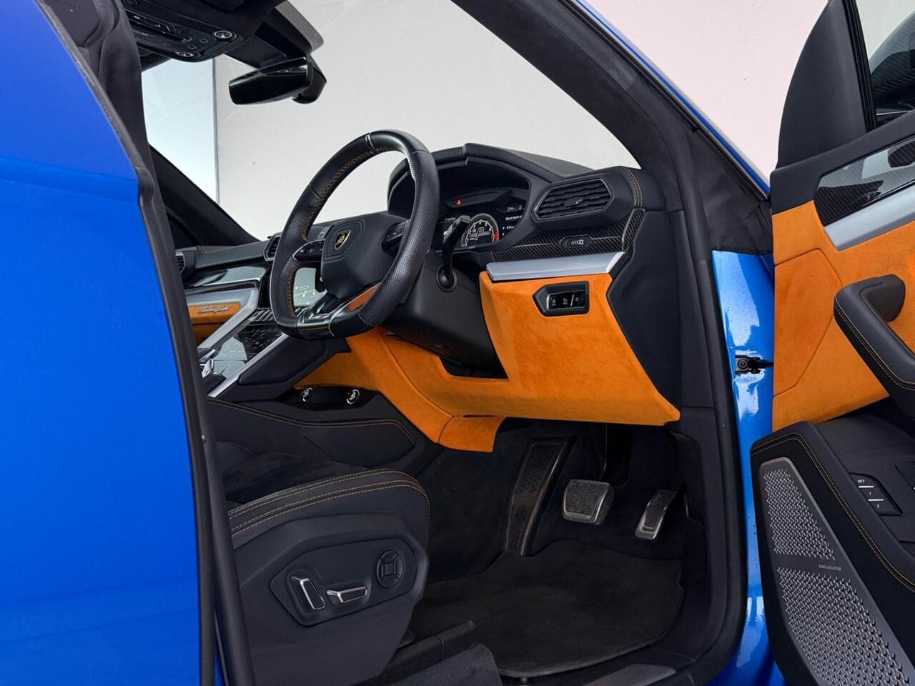 Lamborghini Urus thumbnail Seat Driver