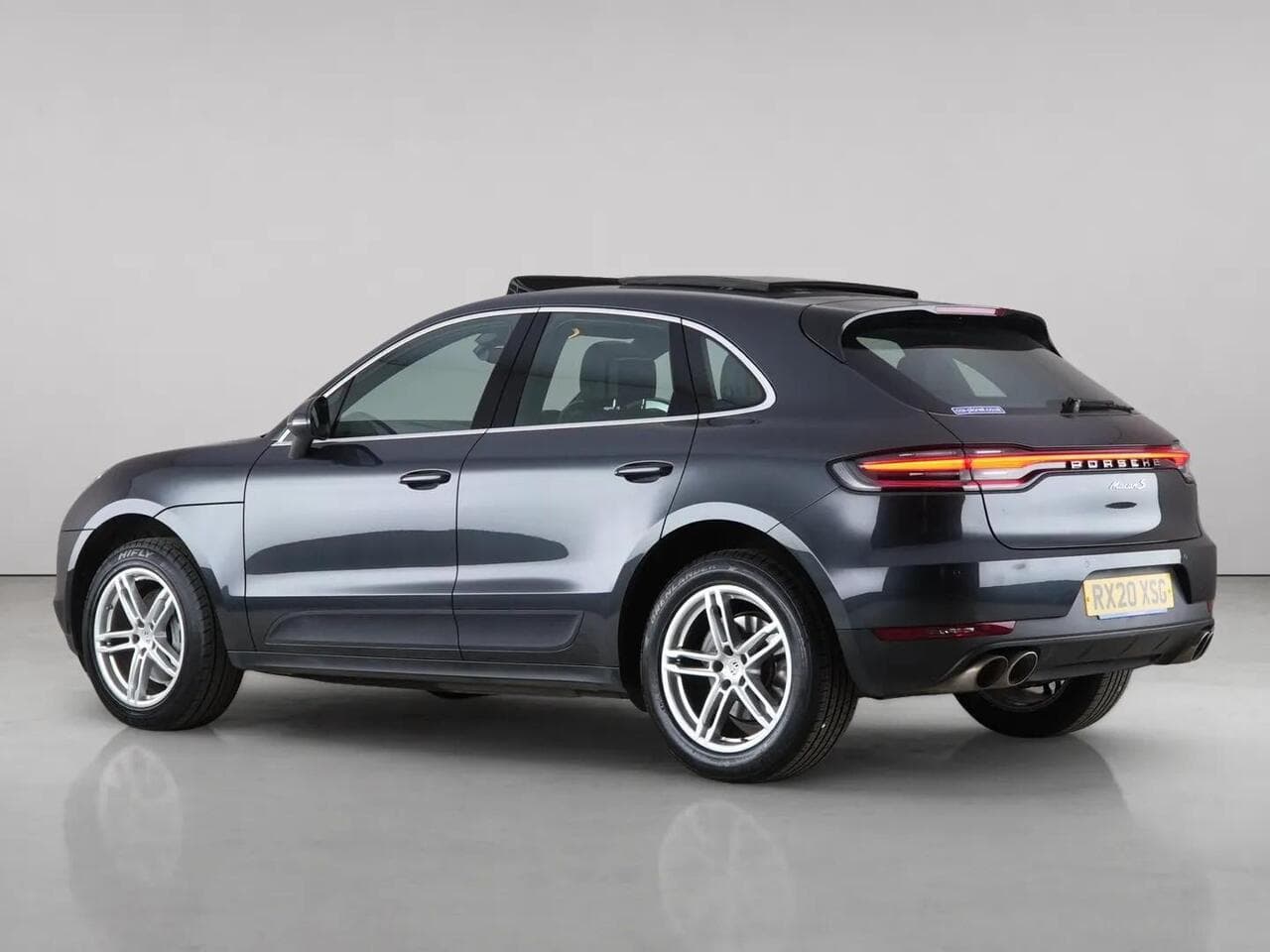 Porsche Macan thumbnail Rear Left