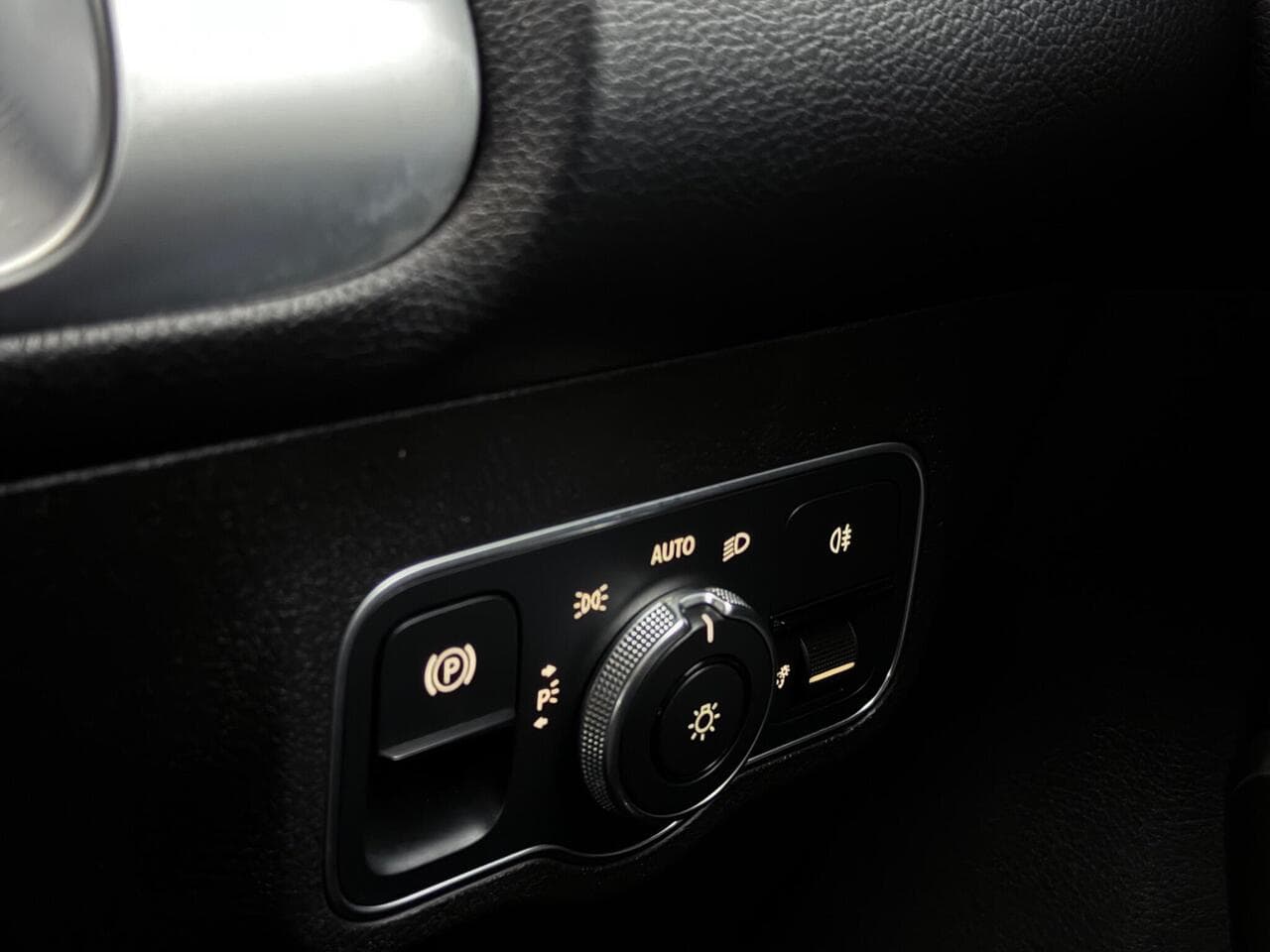 Mercedes-Benz GLB thumbnail Misc Controls