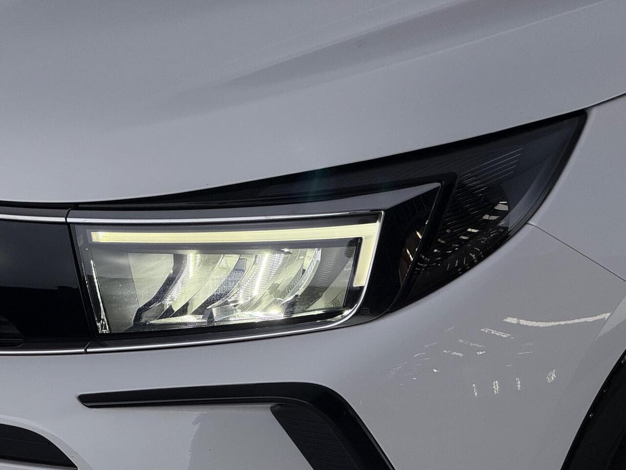 Vauxhall Grandland thumbnail Lights Front