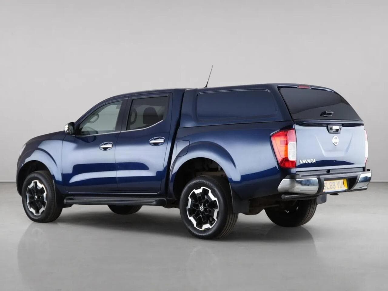 Nissan Navara thumbnail Rear Left