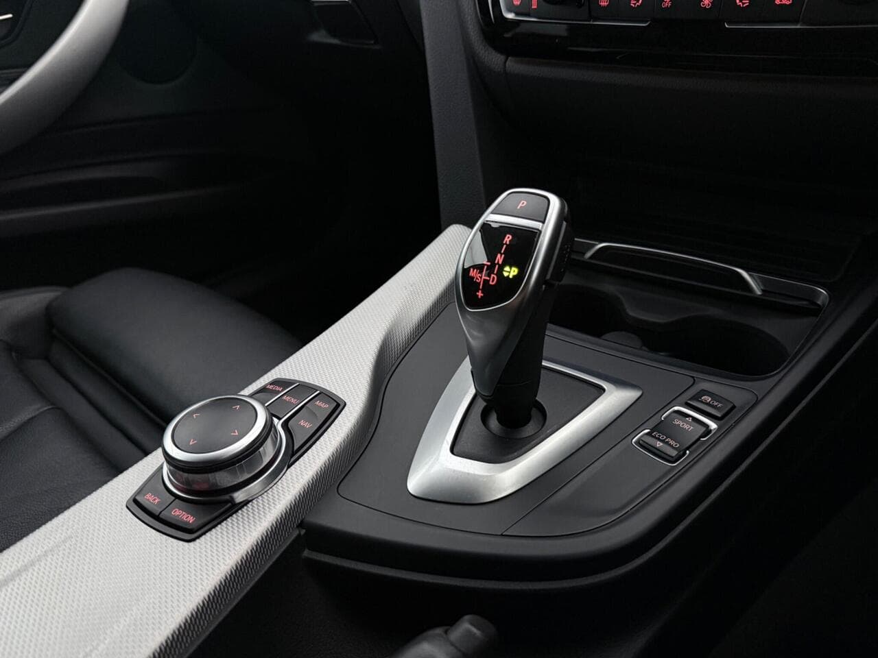 BMW 3 Series Gran Turismo thumbnail Interior Front