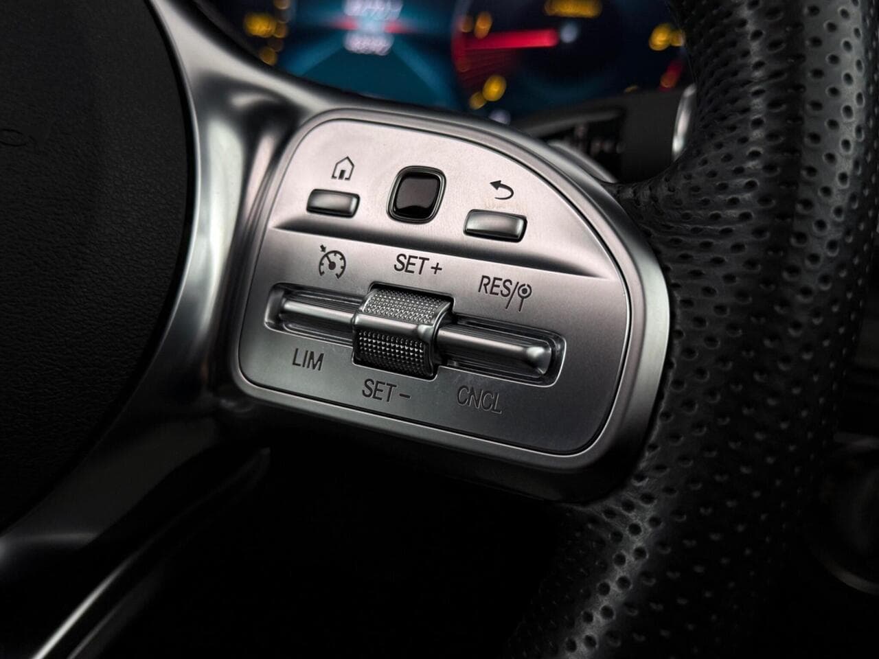 Mercedes-Benz GLC thumbnail Misc Controls