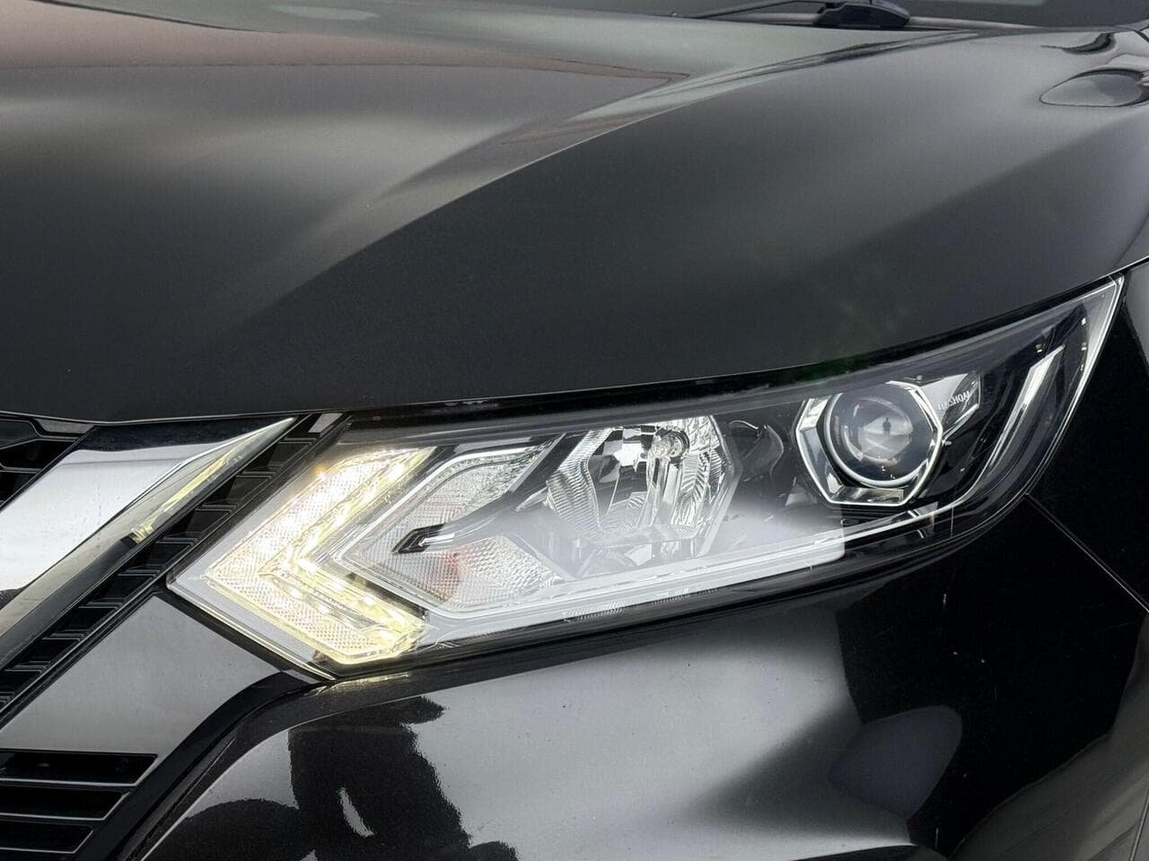 Nissan Qashqai thumbnail Lights Front