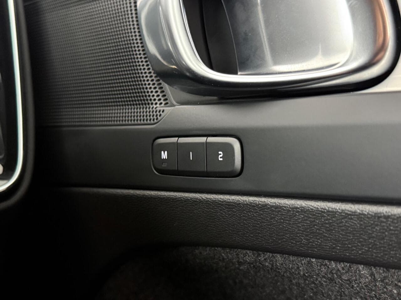 Volvo XC40 thumbnail Misc Controls