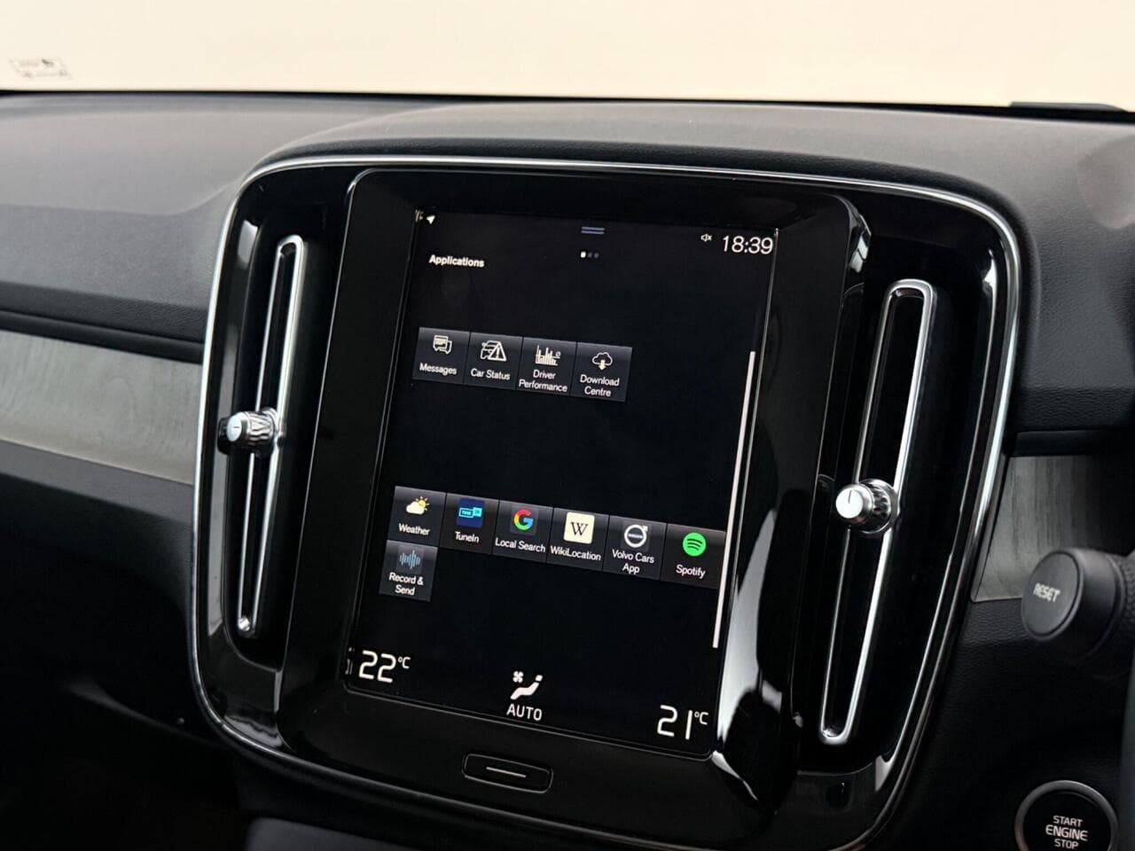 Volvo XC40 thumbnail Infotainment System