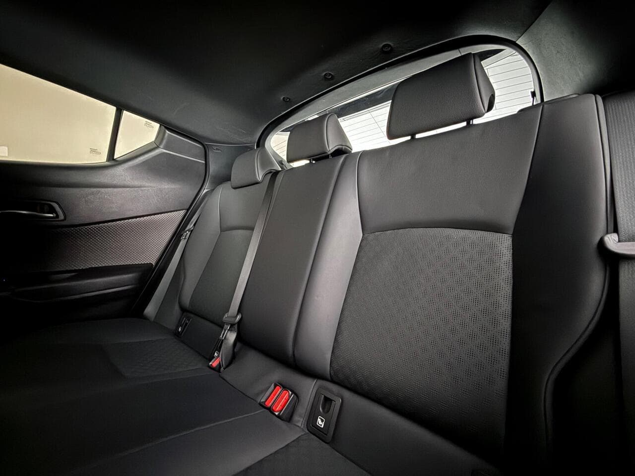 Toyota C-HR thumbnail Seats Rear