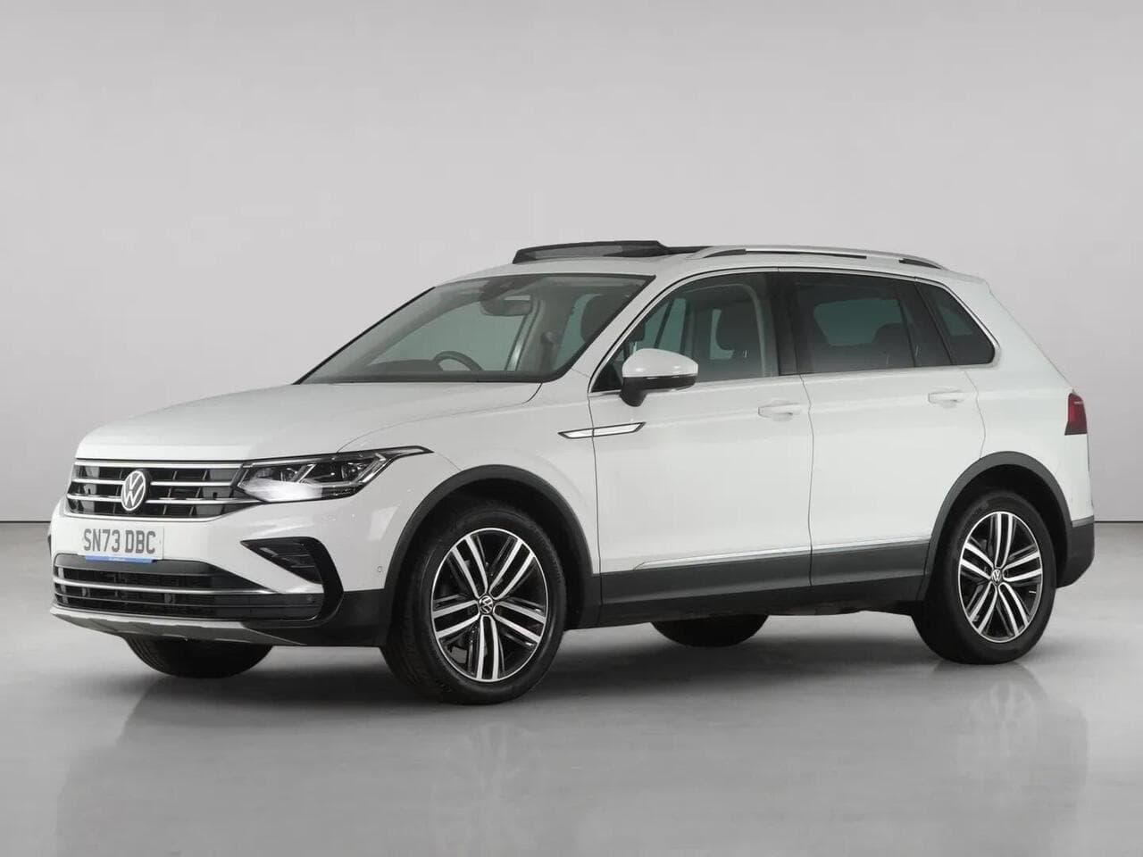 Volkswagen Tiguan thumbnail Front Left