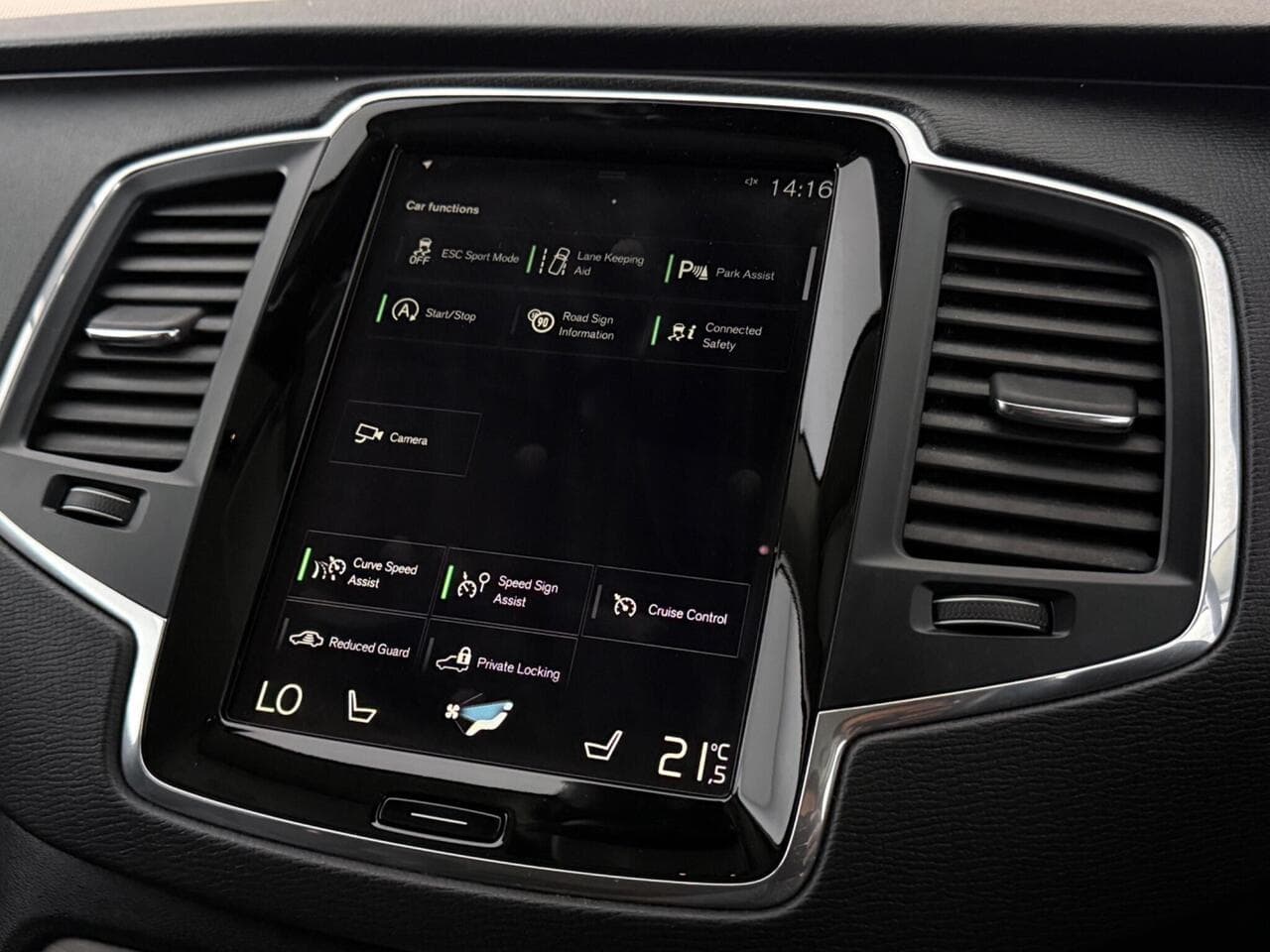 Volvo XC90 thumbnail Infotainment System