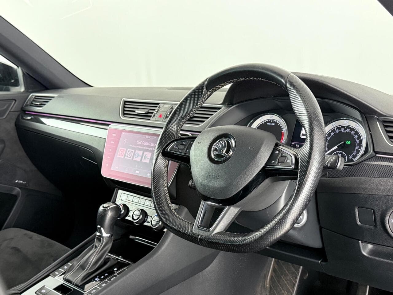 Skoda Superb thumbnail Interior Front