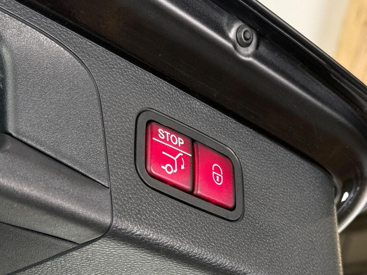 Mercedes-Benz GLC thumbnail Misc Controls