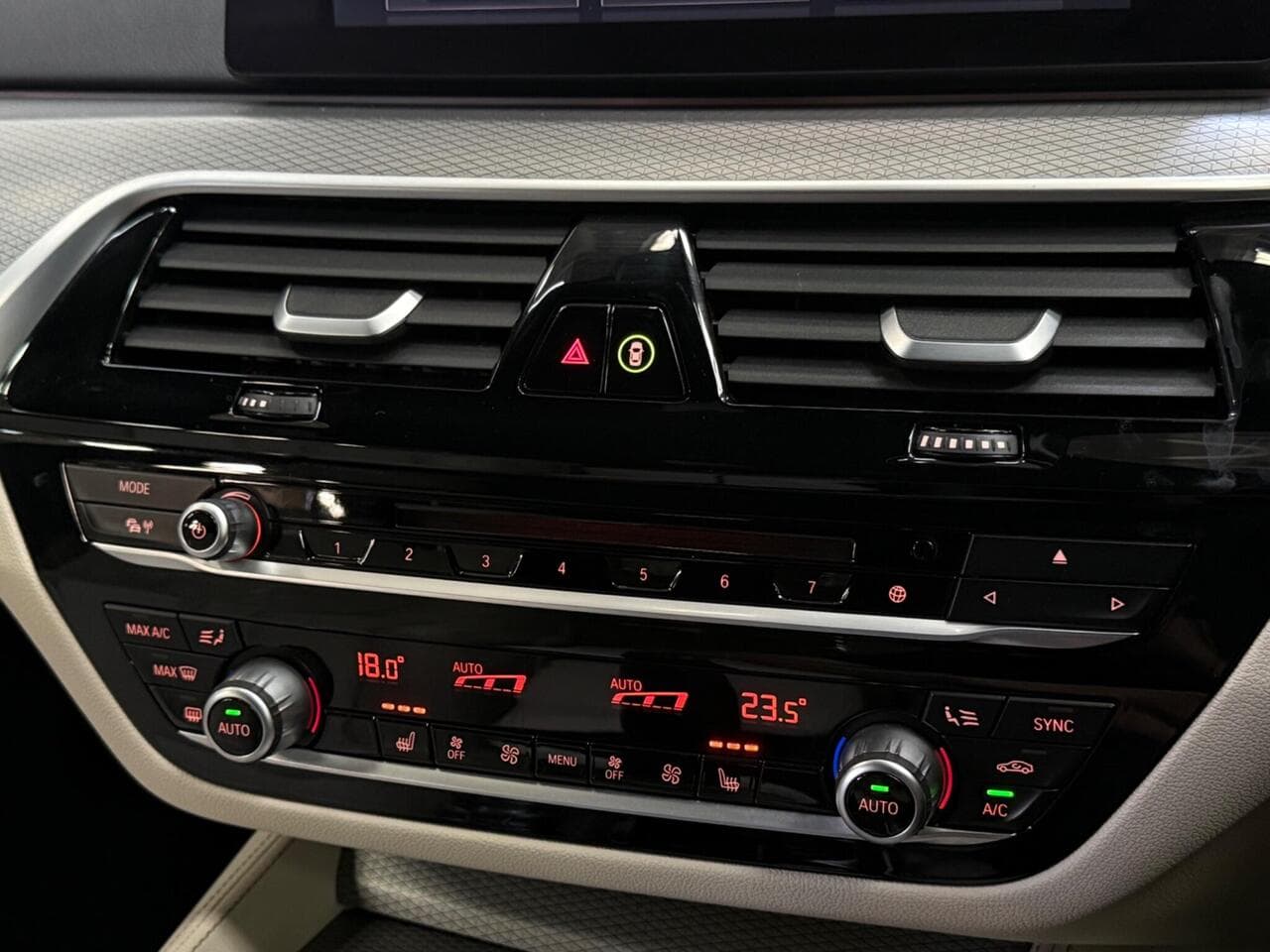 BMW 6 Series Gran Turismo thumbnail Infotainment System