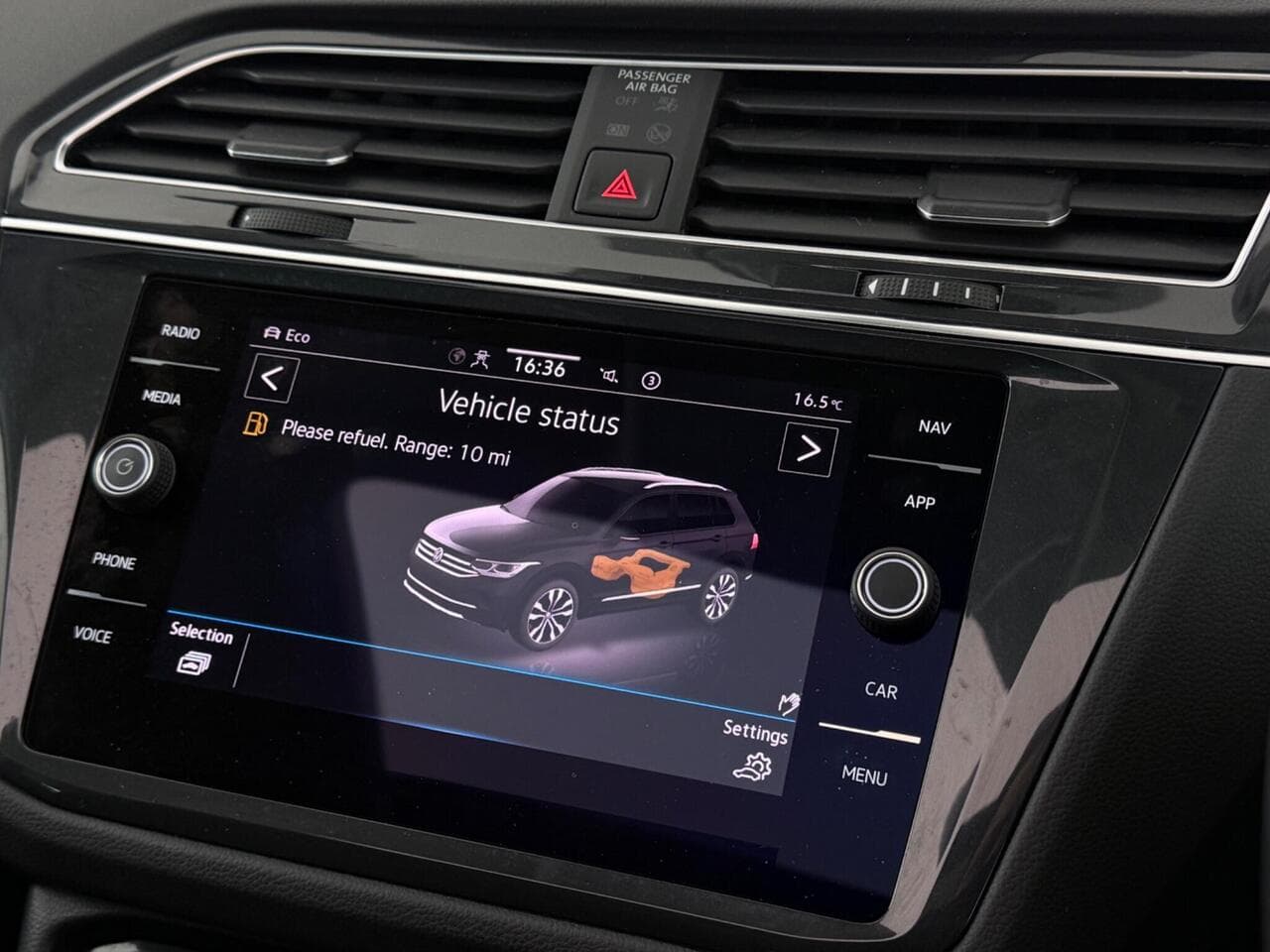 Volkswagen Tiguan thumbnail Infotainment System