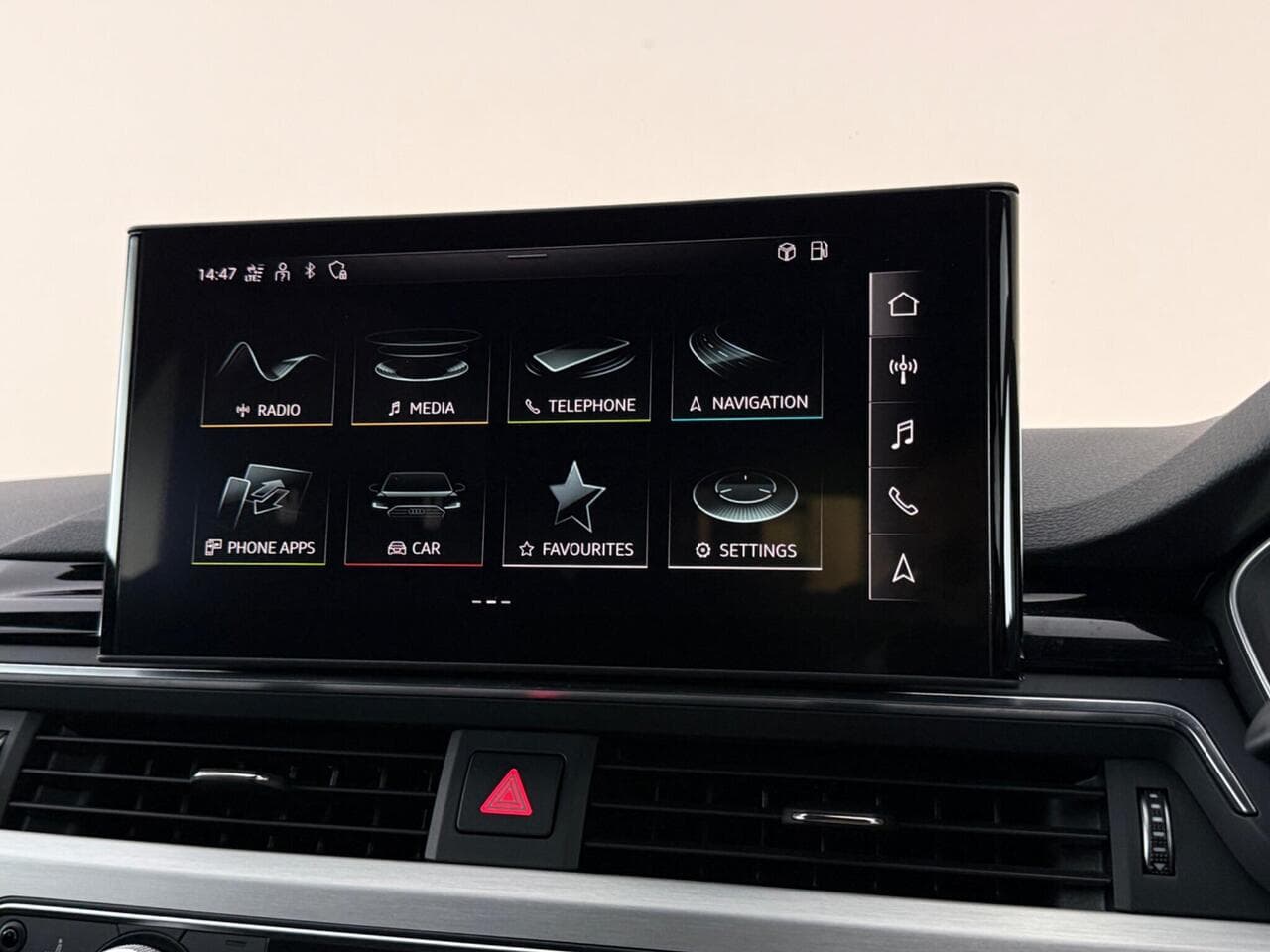 Audi A4 Avant thumbnail Infotainment System