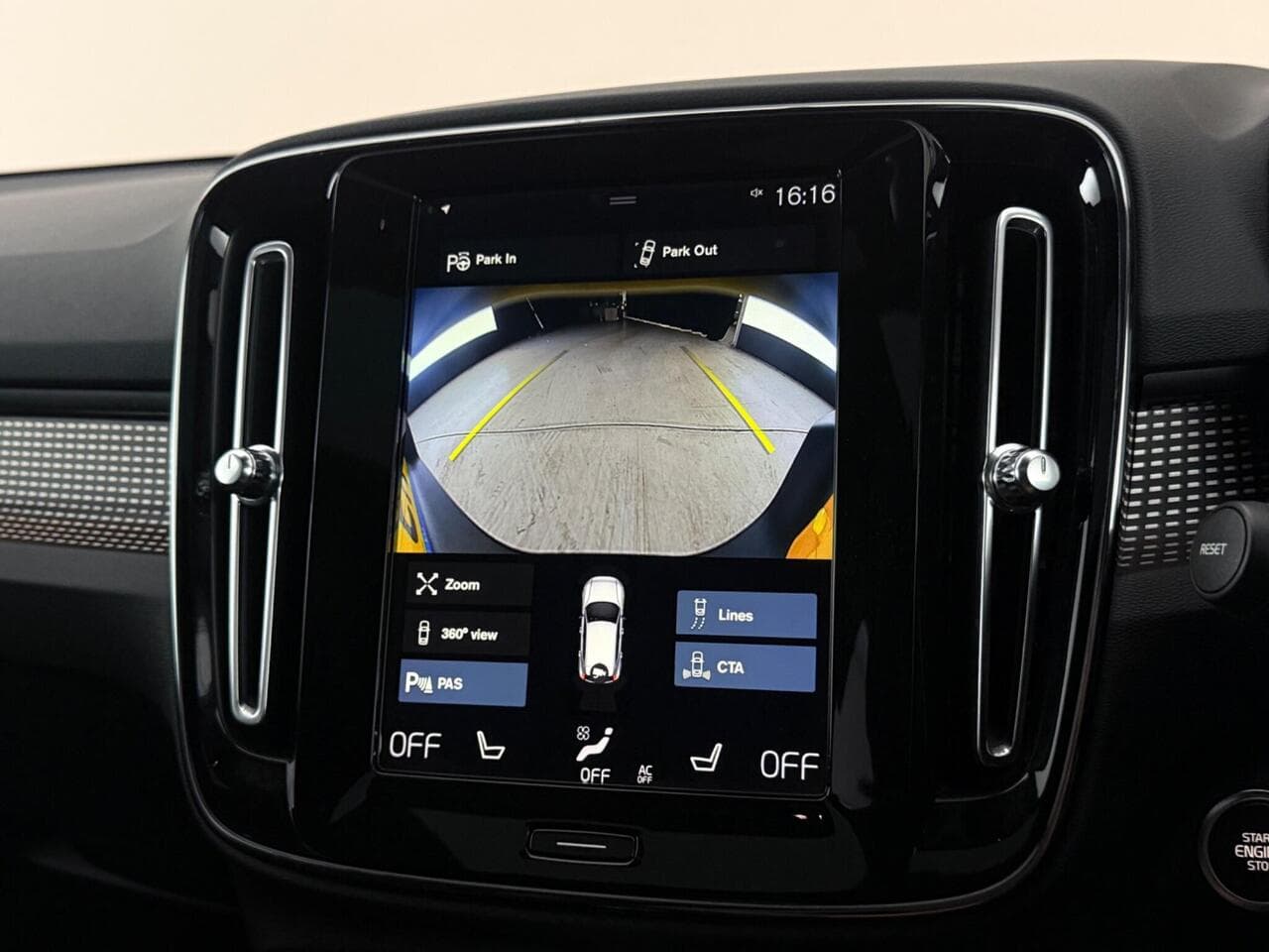 Volvo XC40 thumbnail Infotainment System