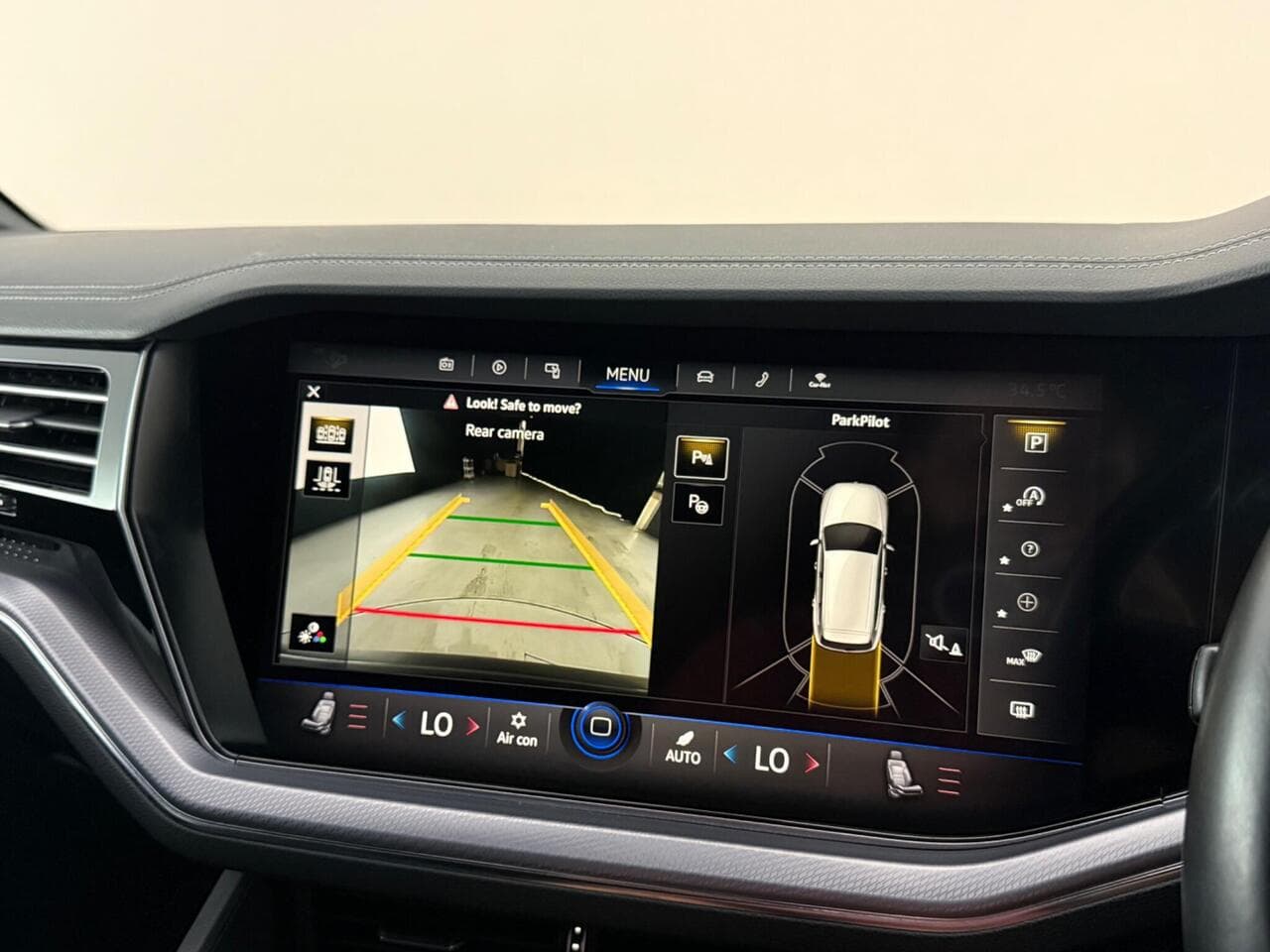 Volkswagen Touareg thumbnail Infotainment System