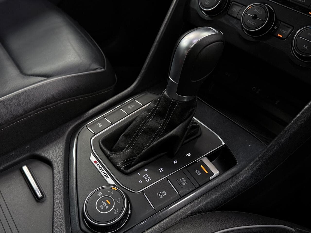 Volkswagen Tiguan thumbnail Interior Front