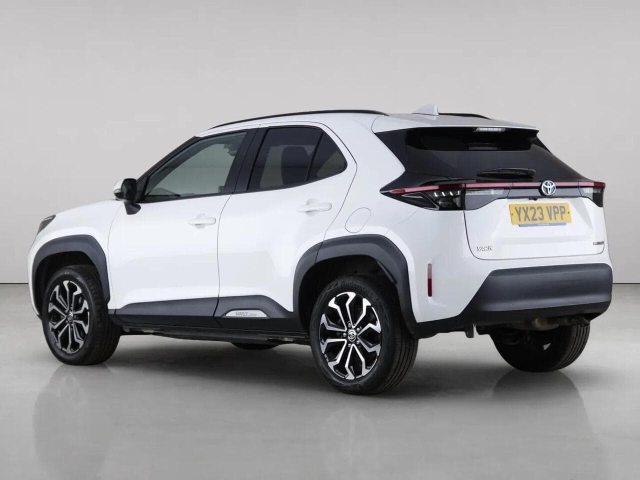 Toyota Yaris Cross thumbnail Rear Left