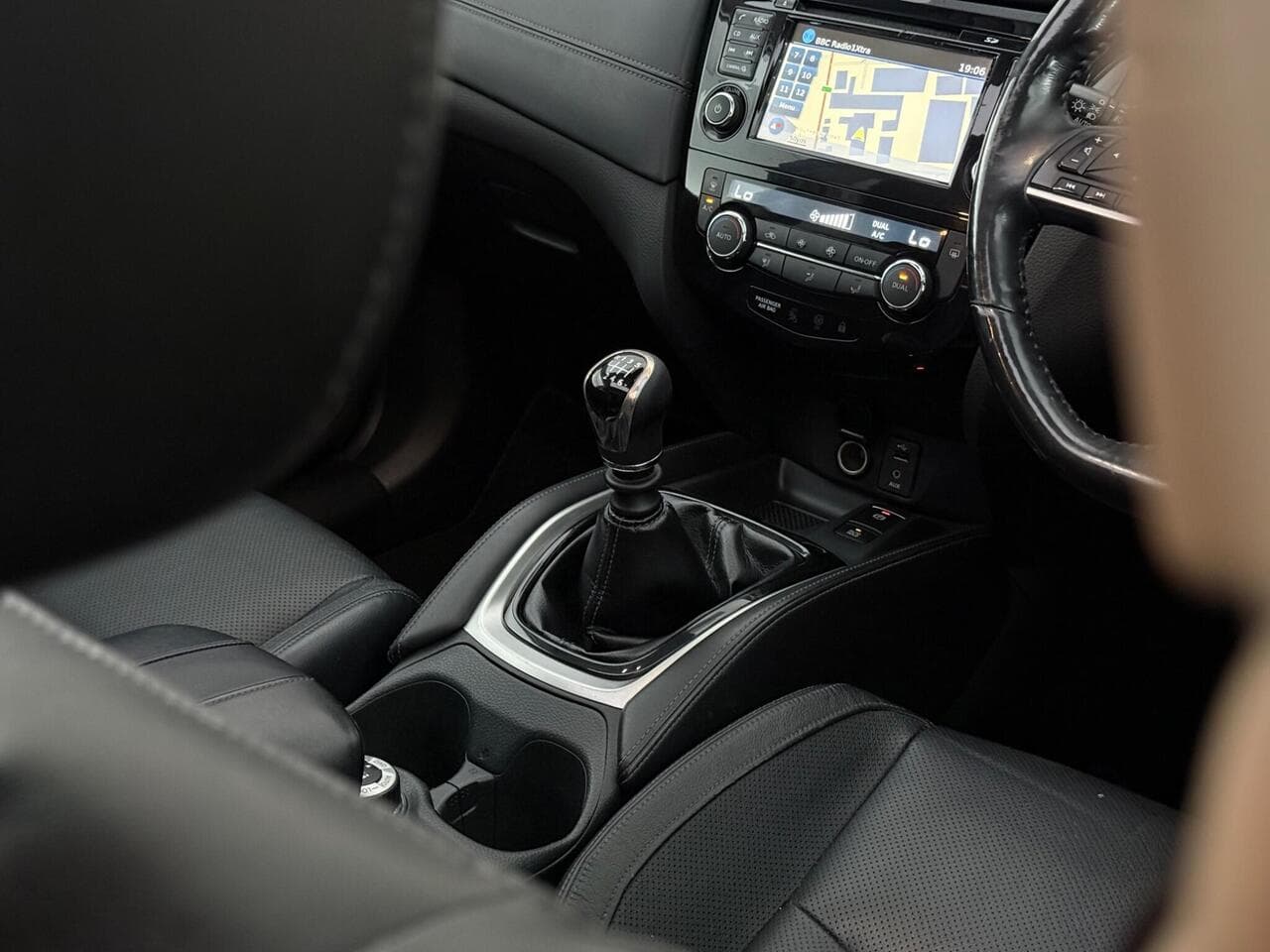 Nissan X-Trail thumbnail Interior Front