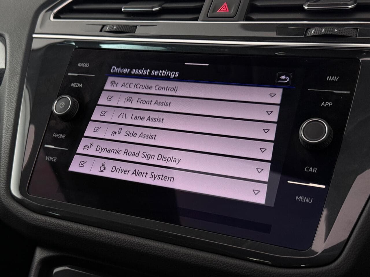 Volkswagen Tiguan thumbnail Infotainment System