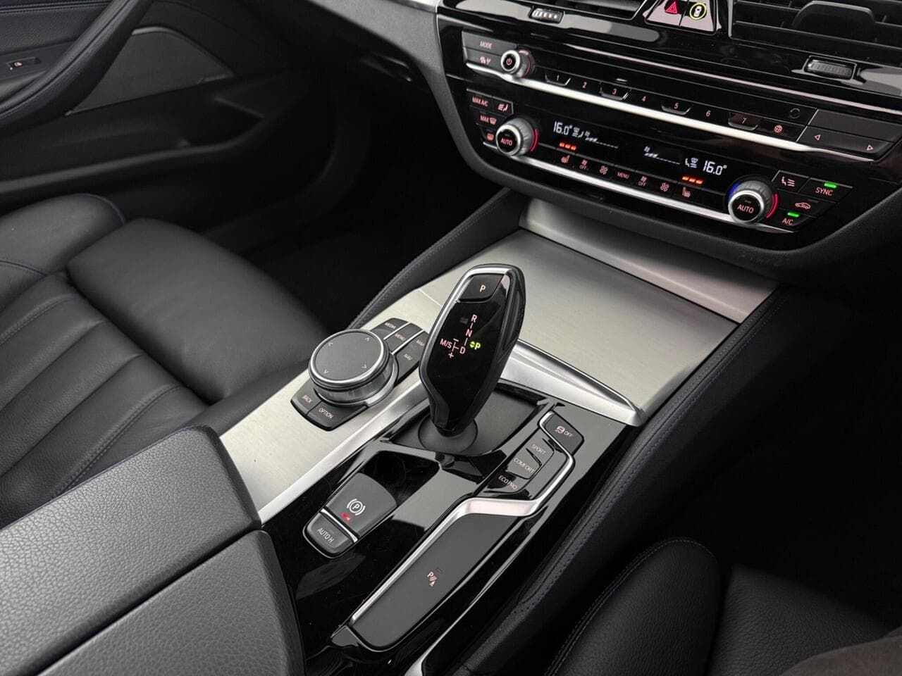 BMW 5 Series thumbnail Interior Front
